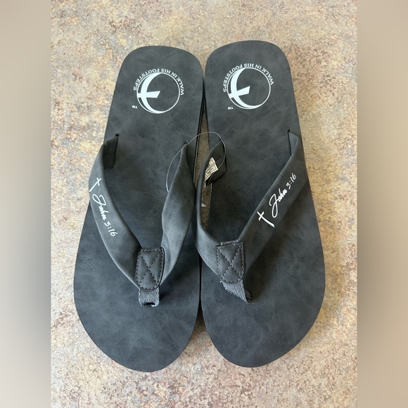 Walk in His Footsteps NWT Unisex John 3:16 Charcoal Grey Flip Flops M/L - Picture 3 of 7